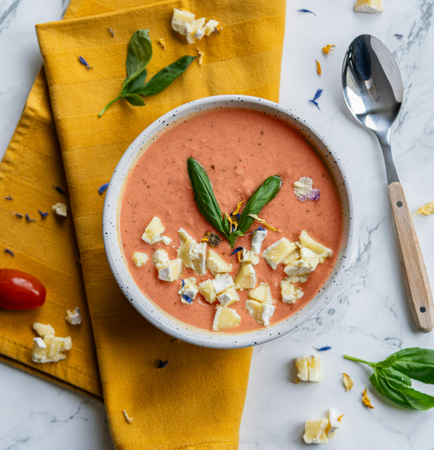 Recette de gaspacho aux tomates, neufchâtel AOP et basilic